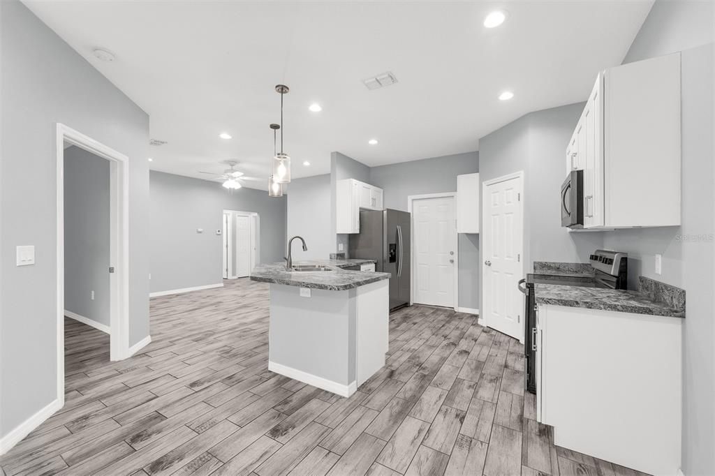 Active With Contract: $297,900 (3 beds, 2 baths, 1364 Square Feet)