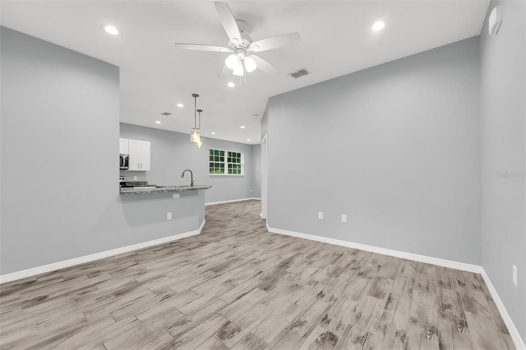 Active With Contract: $297,900 (3 beds, 2 baths, 1364 Square Feet)