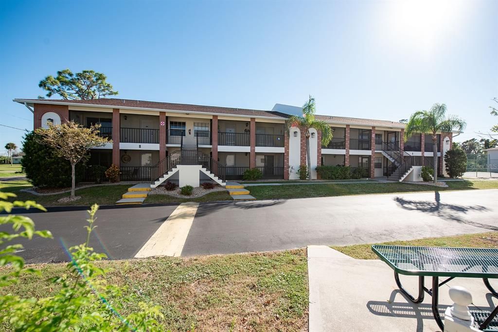 For Sale: $194,500 (2 beds, 2 baths, 1056 Square Feet)