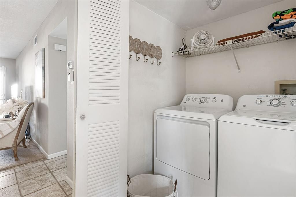 For Sale: $194,500 (2 beds, 2 baths, 1056 Square Feet)