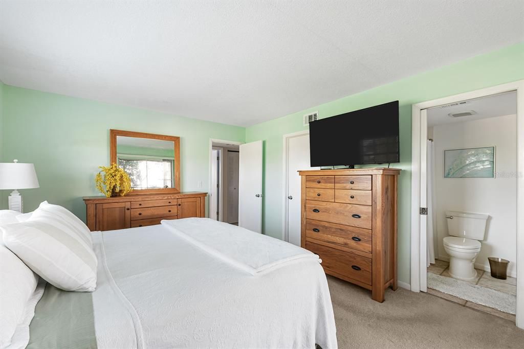 For Sale: $194,500 (2 beds, 2 baths, 1056 Square Feet)