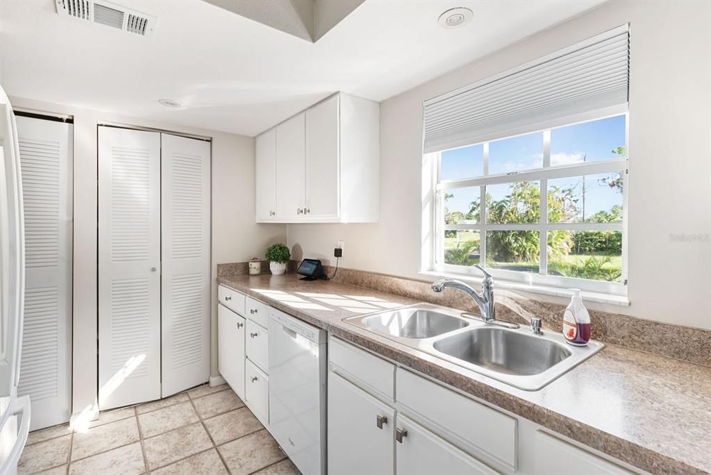 For Sale: $194,500 (2 beds, 2 baths, 1056 Square Feet)