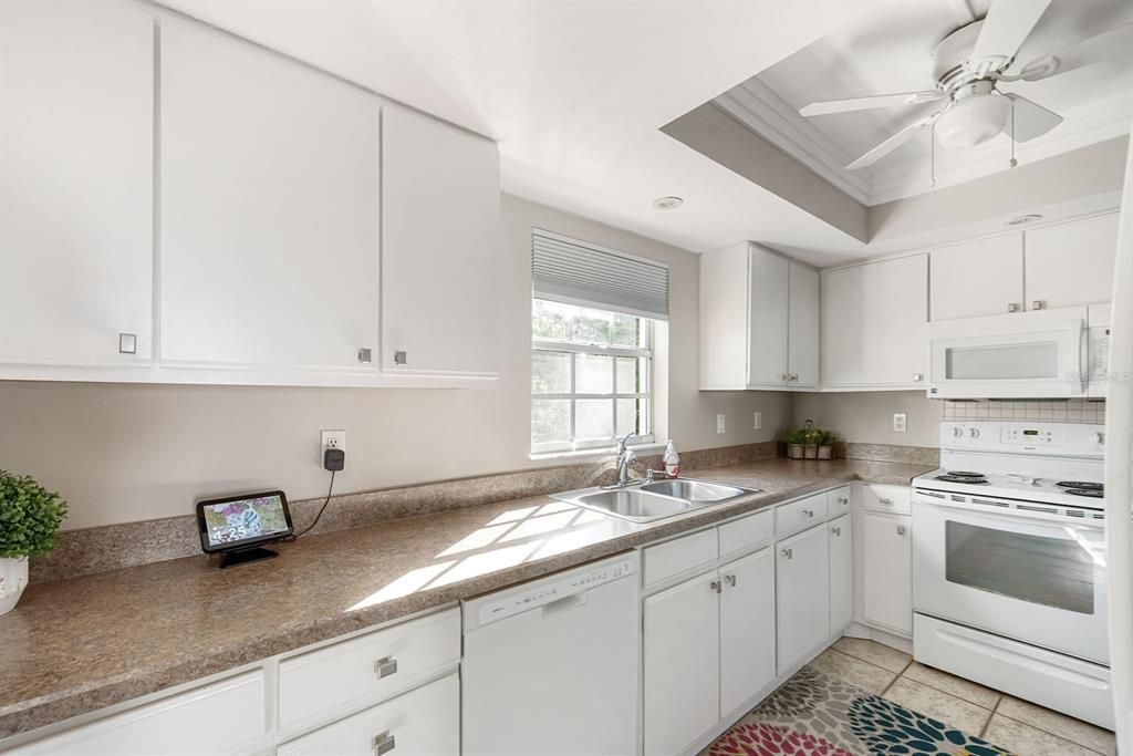 For Sale: $194,500 (2 beds, 2 baths, 1056 Square Feet)