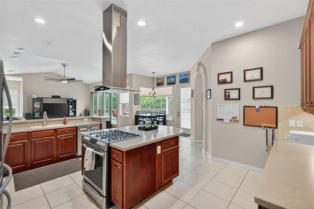 Activo con contrato: $634,900 (4 camas, 3 baños, 2463 Pies cuadrados)