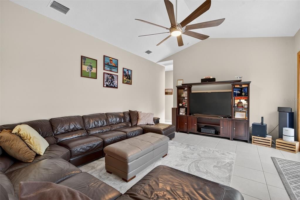 Activo con contrato: $634,900 (4 camas, 3 baños, 2463 Pies cuadrados)