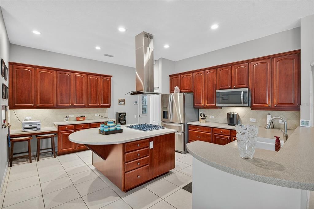 Activo con contrato: $634,900 (4 camas, 3 baños, 2463 Pies cuadrados)