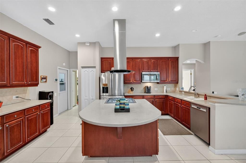 Activo con contrato: $634,900 (4 camas, 3 baños, 2463 Pies cuadrados)