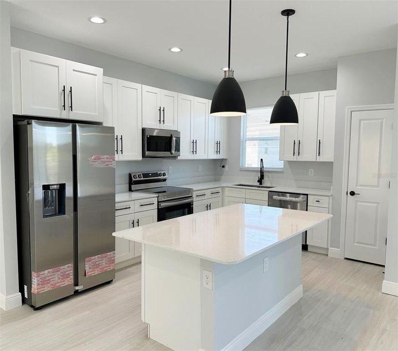 На продажу: $299,900 (4 спален, 2 ванн, 2000 Квадратных фут)