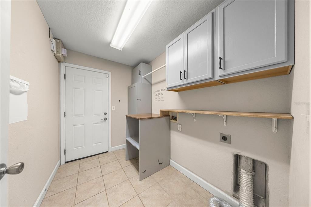 Activo con contrato: $370,000 (4 camas, 2 baños, 1817 Pies cuadrados)