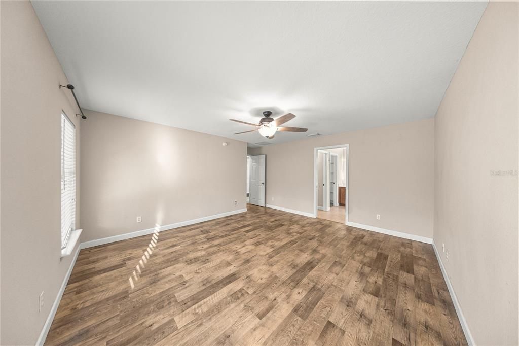 Activo con contrato: $370,000 (4 camas, 2 baños, 1817 Pies cuadrados)