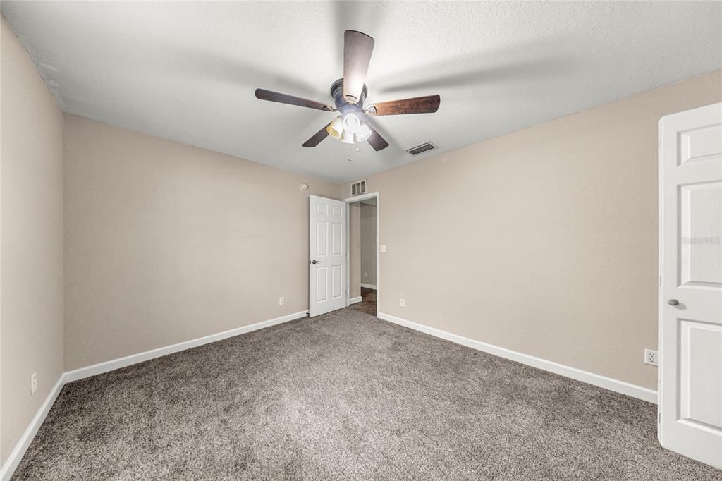 Activo con contrato: $370,000 (4 camas, 2 baños, 1817 Pies cuadrados)