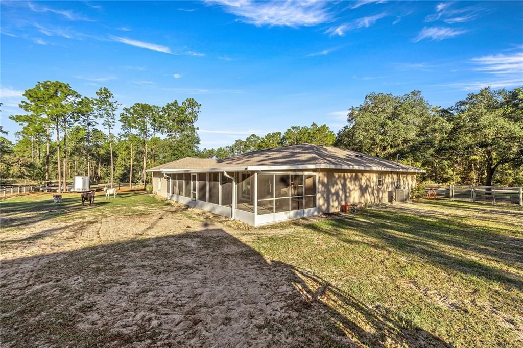 Activo con contrato: $370,000 (4 camas, 2 baños, 1817 Pies cuadrados)