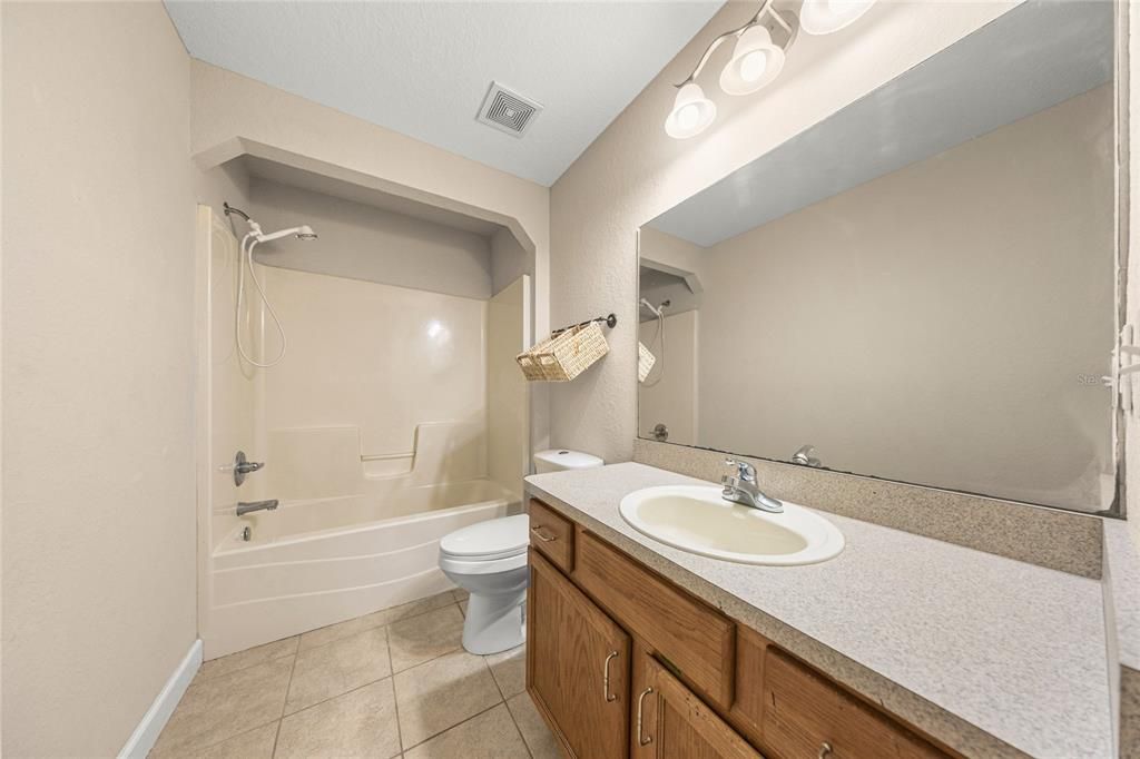 Activo con contrato: $370,000 (4 camas, 2 baños, 1817 Pies cuadrados)