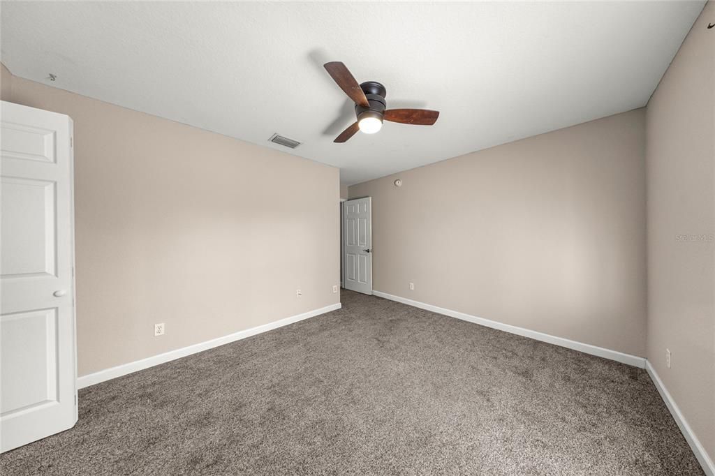 Activo con contrato: $370,000 (4 camas, 2 baños, 1817 Pies cuadrados)