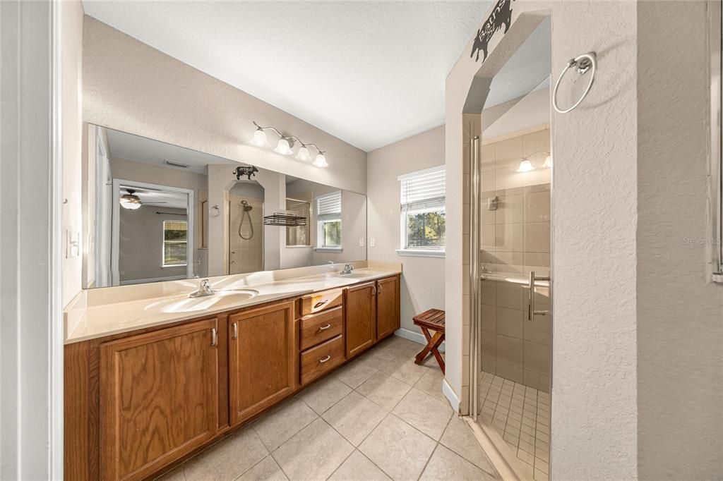 Activo con contrato: $370,000 (4 camas, 2 baños, 1817 Pies cuadrados)