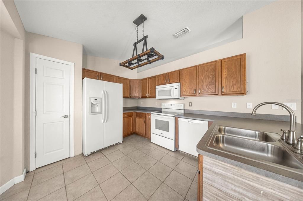 Activo con contrato: $370,000 (4 camas, 2 baños, 1817 Pies cuadrados)