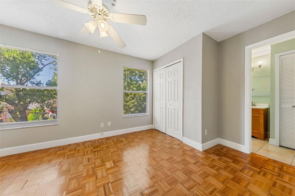 合同活跃: $345,000 (4 贝兹, 3 浴室, 1676 平方英尺)