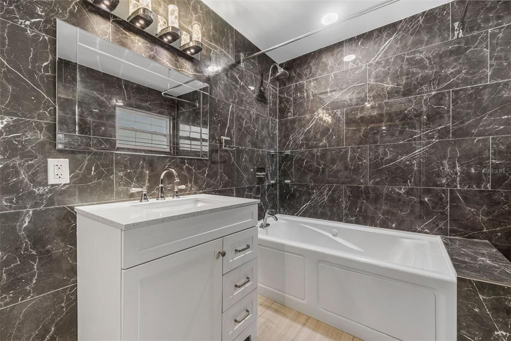 合同活跃: $345,000 (4 贝兹, 3 浴室, 1676 平方英尺)