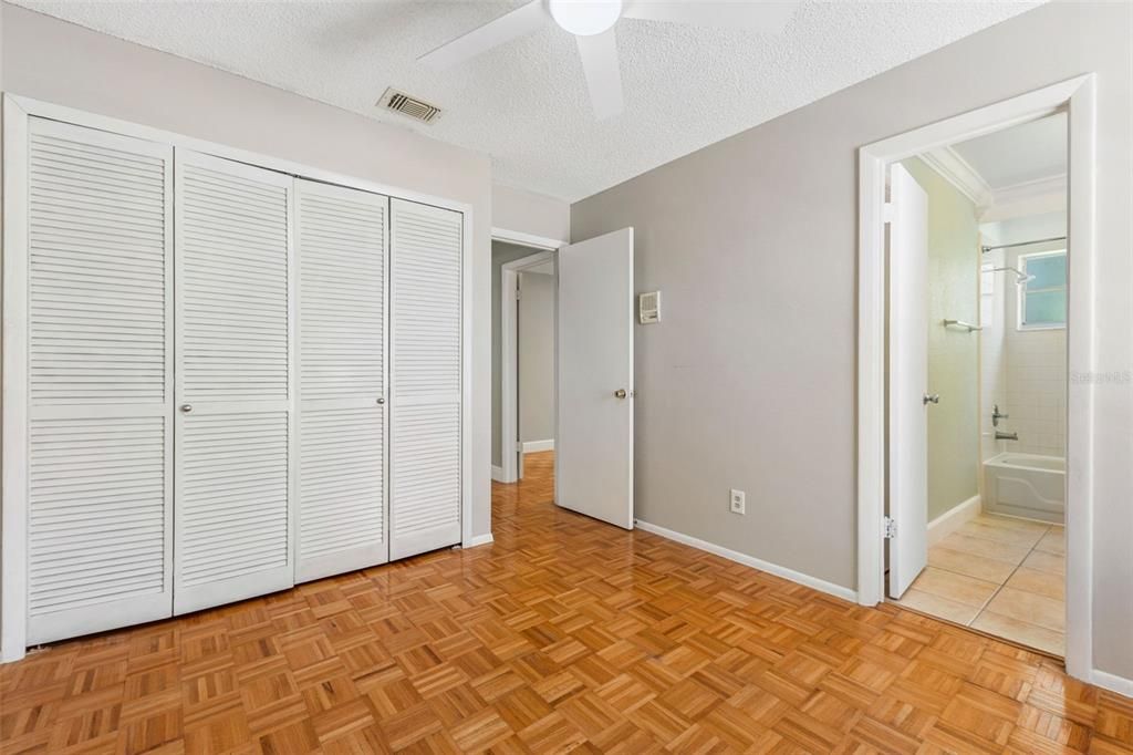 合同活跃: $345,000 (4 贝兹, 3 浴室, 1676 平方英尺)