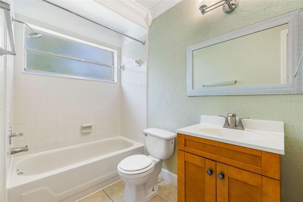 合同活跃: $345,000 (4 贝兹, 3 浴室, 1676 平方英尺)