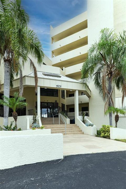 For Sale: $303,000 (2 beds, 2 baths, 950 Square Feet)