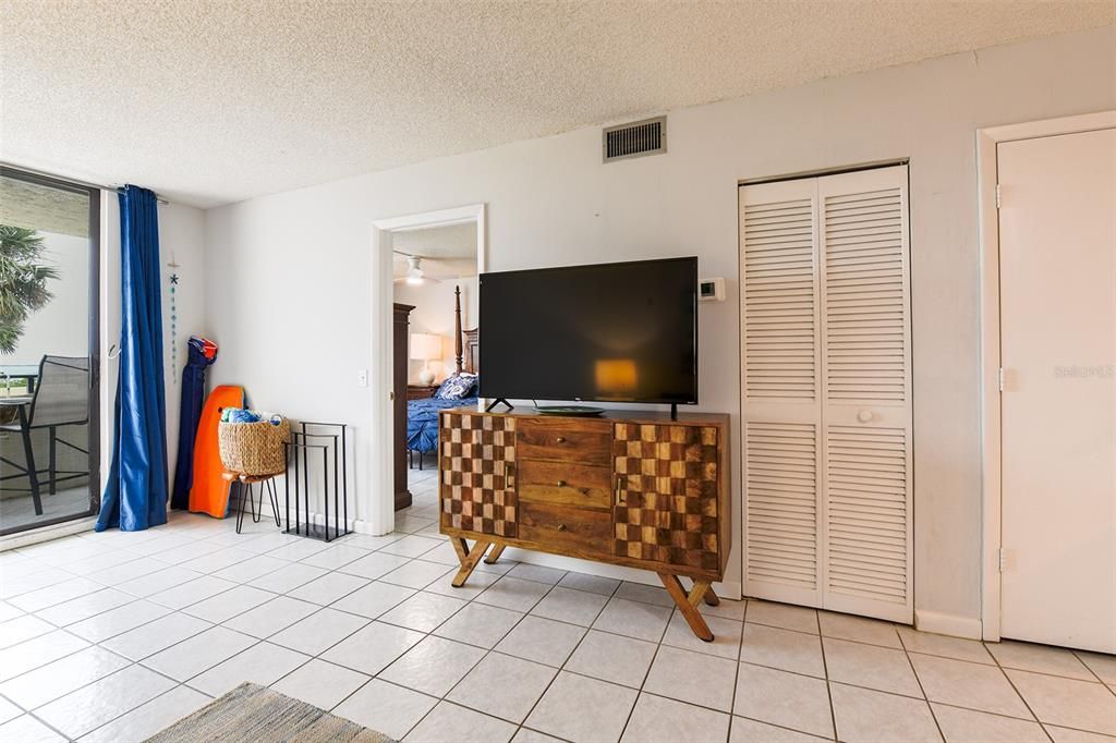 For Sale: $303,000 (2 beds, 2 baths, 950 Square Feet)