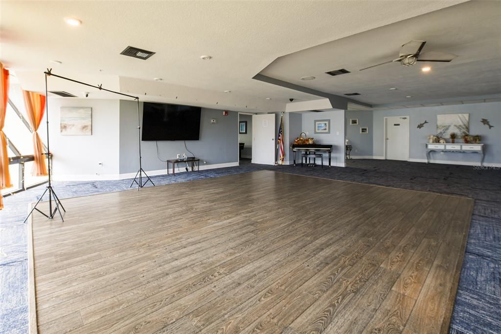 For Sale: $303,000 (2 beds, 2 baths, 950 Square Feet)