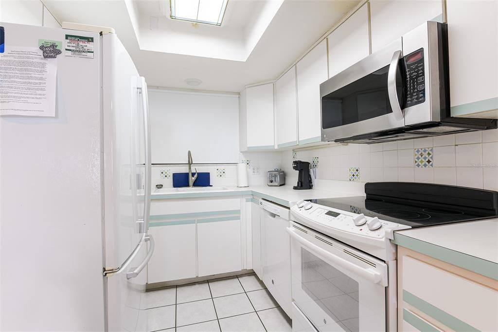 For Sale: $303,000 (2 beds, 2 baths, 950 Square Feet)