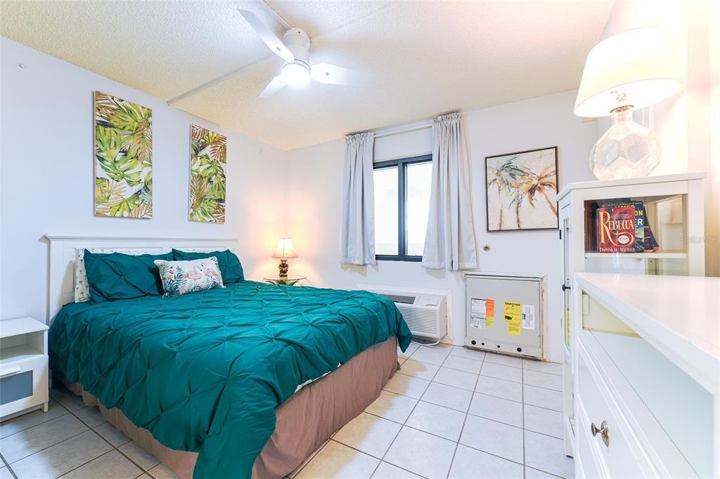 For Sale: $303,000 (2 beds, 2 baths, 950 Square Feet)