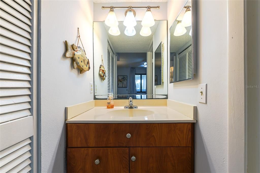 For Sale: $303,000 (2 beds, 2 baths, 950 Square Feet)