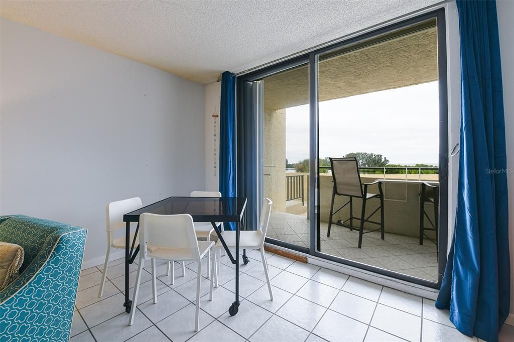 For Sale: $303,000 (2 beds, 2 baths, 950 Square Feet)