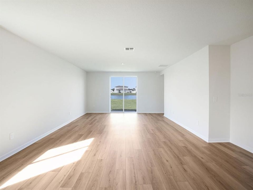 合同活跃: $348,000 (4 贝兹, 2 浴室, 2503 平方英尺)