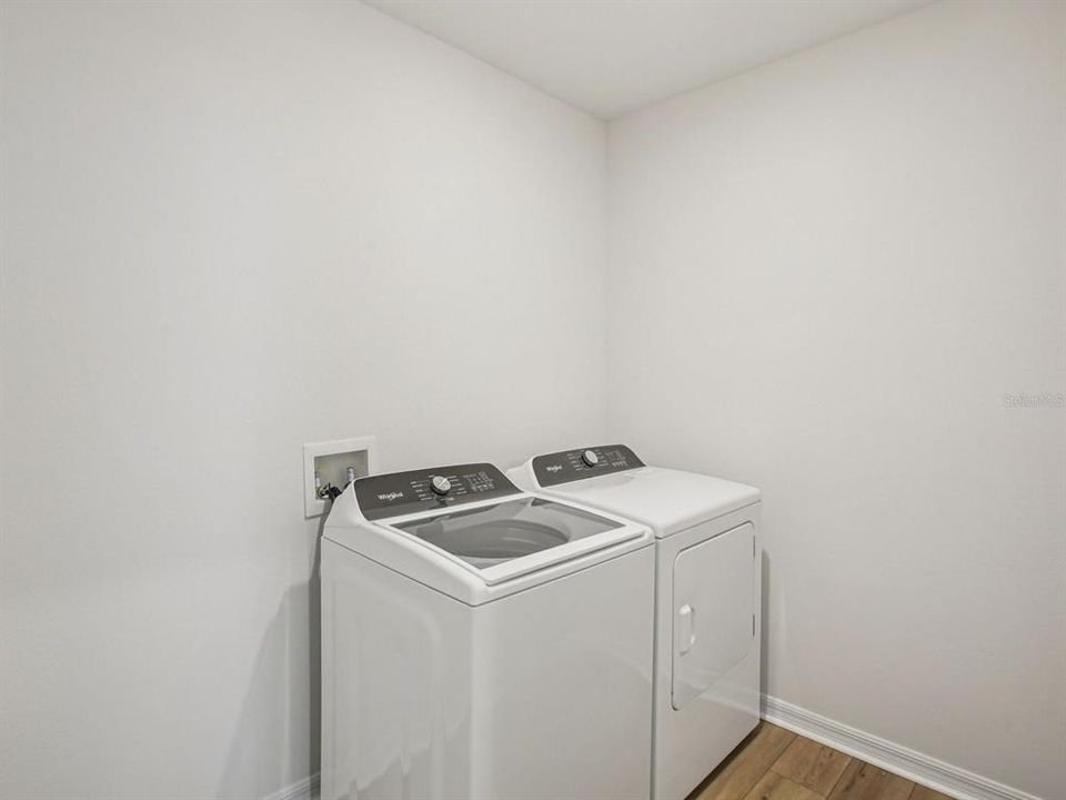 合同活跃: $348,000 (4 贝兹, 2 浴室, 2503 平方英尺)