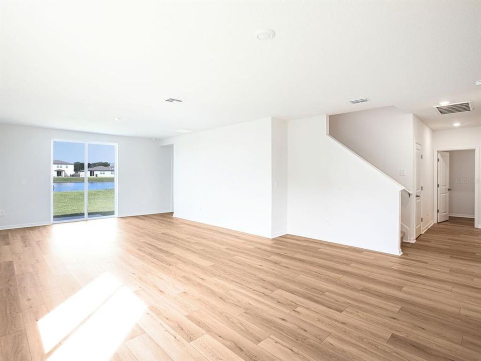 合同活跃: $348,000 (4 贝兹, 2 浴室, 2503 平方英尺)