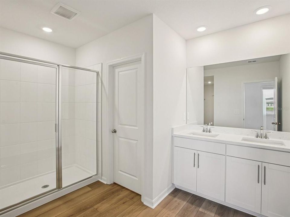 合同活跃: $348,000 (4 贝兹, 2 浴室, 2503 平方英尺)