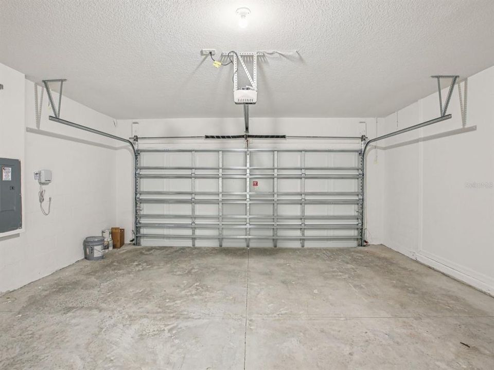 合同活跃: $348,000 (4 贝兹, 2 浴室, 2503 平方英尺)