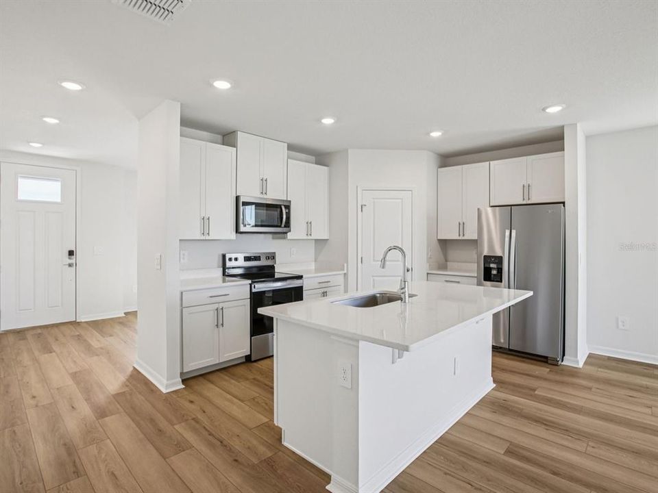 合同活跃: $348,000 (4 贝兹, 2 浴室, 2503 平方英尺)