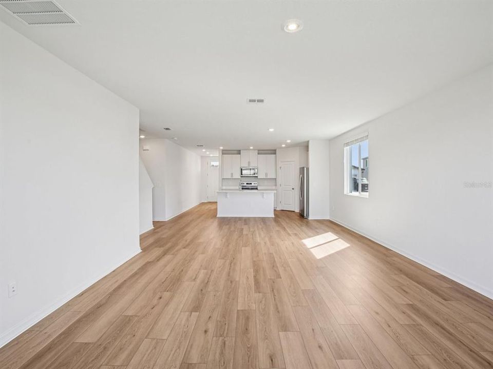 合同活跃: $348,000 (4 贝兹, 2 浴室, 2503 平方英尺)