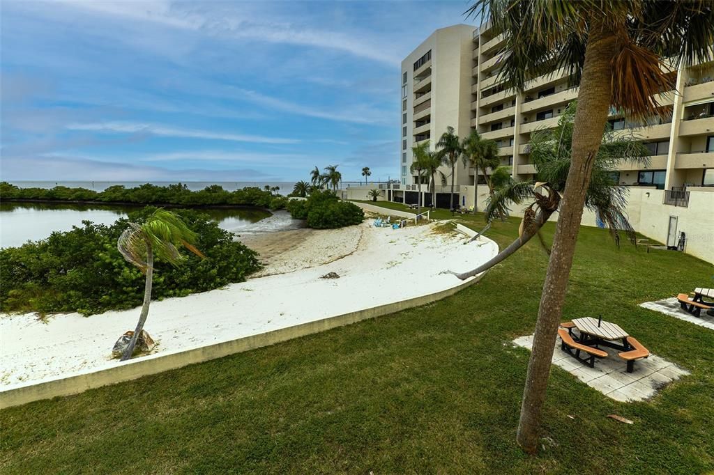 For Sale: $214,000 (1 beds, 1 baths, 733 Square Feet)