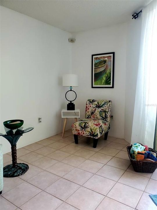 For Sale: $214,000 (1 beds, 1 baths, 733 Square Feet)