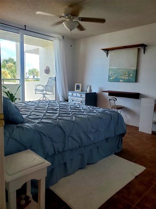 For Sale: $214,000 (1 beds, 1 baths, 733 Square Feet)