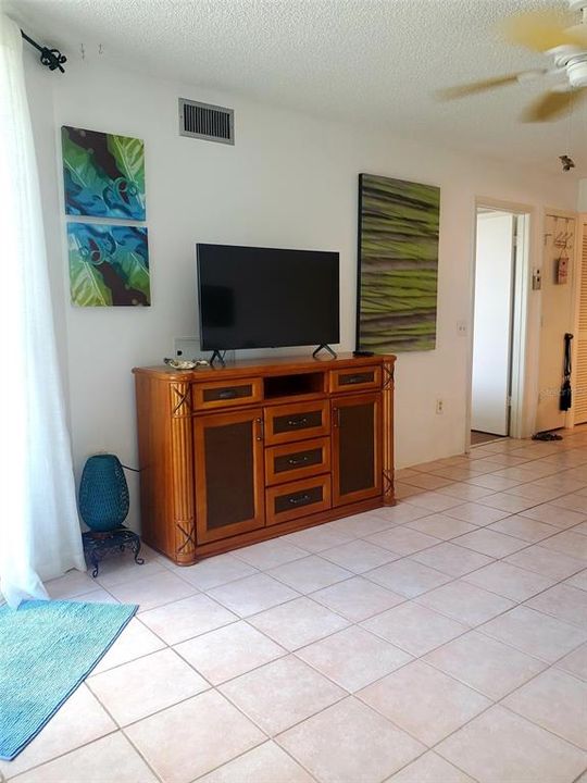 For Sale: $214,000 (1 beds, 1 baths, 733 Square Feet)
