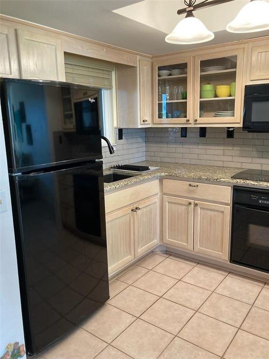 For Sale: $214,000 (1 beds, 1 baths, 733 Square Feet)