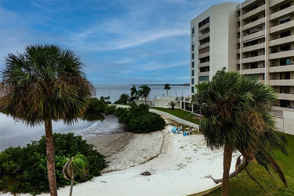 For Sale: $214,000 (1 beds, 1 baths, 733 Square Feet)