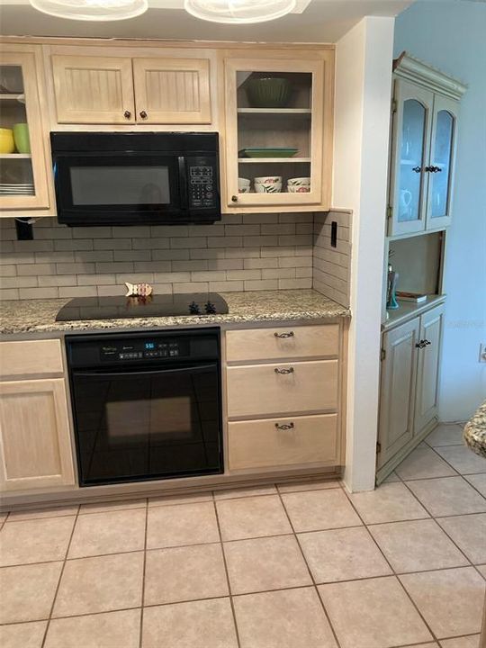 For Sale: $214,000 (1 beds, 1 baths, 733 Square Feet)