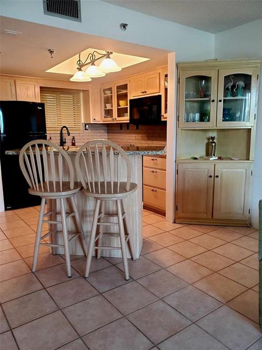 For Sale: $214,000 (1 beds, 1 baths, 733 Square Feet)