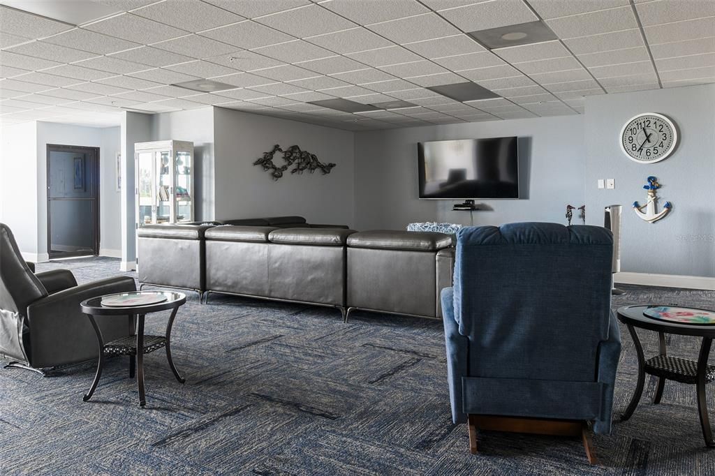 For Sale: $214,000 (1 beds, 1 baths, 733 Square Feet)