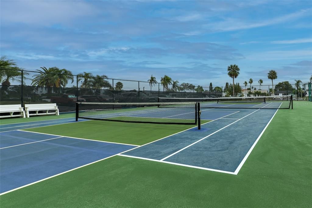 For Sale: $214,000 (1 beds, 1 baths, 733 Square Feet)