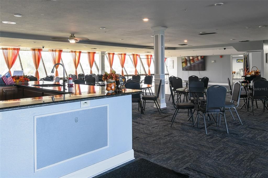 For Sale: $214,000 (1 beds, 1 baths, 733 Square Feet)