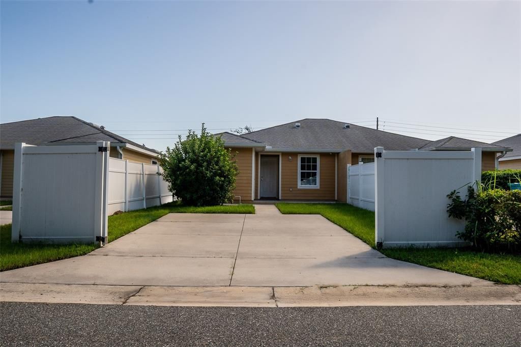 Active With Contract: $199,000 (2 beds, 1 baths, 931 Square Feet)